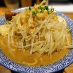 ラーメン燈郎 - 濃厚らーめん中盛、半熟煮玉子、野菜普通、にんにく少な目
