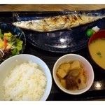 恵比寿九じら - 焼き秋刀魚定食・・秋刀魚・小鉢・サラダ・お味噌汁・ご飯のセットです。