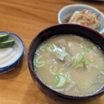 とんかつ 燕楽 - 味噌汁、漬物、豆腐