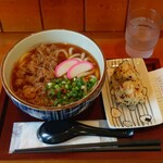 ゆうき - 肉うどん (税込)700円 と 日替わりおむすび２個(税込)150円 (2025.07.01)