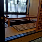 石臼自家挽き蕎麦　かめや - 小上がり