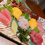 とり香 新橋店 - お刺身、マグロも食べ比べできるのが嬉しい。お花は生花！ワサビがたくさんついてきて、配分心配せず使えるの地味に有難い！