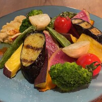 恵比寿ビストロ 猫も杓子も - 焼き野菜の盛り合わせとひよこ豆のフムス