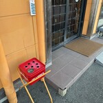 一升びん - 入り口横に吸殻入れがあります