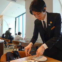 Hills House Dining 33 - テーブルでお取り分け