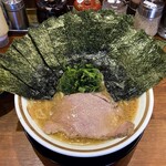 横浜家系ラーメン 三郷家 - ラーメン900円麺硬め。海苔増し100円+フォロワーサービス。