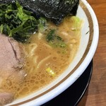 横浜家系ラーメン 三郷家 - 旨味の濃い豚骨スープ。