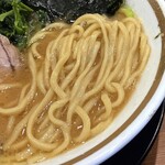 横浜家系ラーメン 三郷家 - 大橋製麺多摩の中太麺。