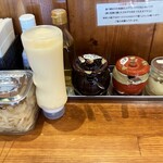 横浜家系ラーメン 三郷家 - 卓上アイテムが充実。