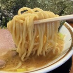横浜家系ラーメン 三郷家 - 麺リフト。