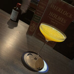 Bar シャーロック - 探偵のシルエットがプリントされたコースターと、フルーツカクテル。
      甘すぎず爽やかな味わいで、ビジュアルも◎