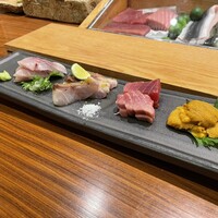 和食渡辺 - 左から真鯵、白星フエダイ、天然本マグロ、生ウニ