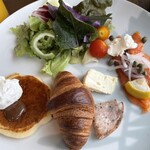 クラブインターコンチネンタルラウンジ - 焼き立てパンケーキ　クロワッサン　サラダ　チーズ　ハム　サーモン
