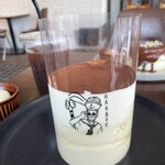 HARBOR  - 大人のティラミスパンケーキ　これにコーヒーソースをかけてからケースを外すます