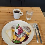 LIKO CAFE - HOTコーヒー(セット割で450円)とともに。お水はセルフサービスです。