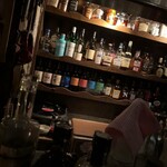 キング ビスケット - 棚にぎっしり並んだボトルとレコード。雰囲気あるカウンター奥。