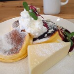LIKO CAFE - 横に添えられたチーズケーキも手作り。ふわふわ生地のパンケーキは焼きしっかりめで中がふわしゅわ♪