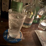 キング ビスケット - ジントニックと共に。カウンターで静かに始まる一杯。