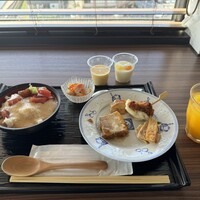 浅草むぎとろ 本店 - 麦飯にたっぷりのとろろと漬けマグロ。浅草の朝ごはんは、やっぱりこれ。