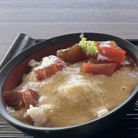 浅草むぎとろ 本店 - 出汁の効いたとろろと漬けマグロの甘み。わさびがツンときて、クセになる一口。