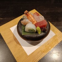 魚菜 由良 2号店 - お造り　 季節の鮮魚４点盛り 