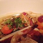 GOTHAM Bar and Grill - チキンと付け合わせの野菜