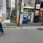 うなぎ専門店 うな菊 - 11時前に並ぶ場合は、バル前の自動販売機の辺りで居て11時に店前に来てとのこと。次回は11時ぴったりに行けばいいと思った。