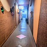 やまだ政店 - 2025.7ビルの奥へ入る