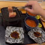 牛タンとマグロとクリスピー餃子 ひまわり［海］ - 店員さんが焼いてくれます