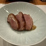 やきとり 村勢 - 合鴨スモーク　新玉葱添え