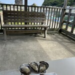 新鮮家 - のんびり、漁港と青空を楽しみながらいただきました。