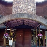 チミケップホテル - 外観。古いですが手入れはされています。