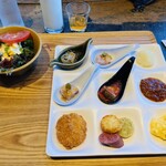 N43°シーフード ～鉄板焼きの店～ グリルドエイジ - 蟹クリームコロッケ、サーモンステーキ、スクランブルエッグ、ミートソース、サラダなど