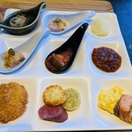 N43°シーフード ～鉄板焼きの店～ グリルドエイジ - カニクリームコロッケ、サーモンステーキ、スクランブルエッグ、ミートソース、北海道じゃがいもなど