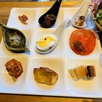 N43°シーフード ～鉄板焼きの店～ グリルドエイジ - トマト、ゆで卵、クロワッサン、ケーキなど