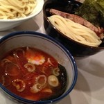 そして、ミニ辛つけめんアブリチャーシュー海苔！　いただいたトッピング無料券でノセノセ天国！