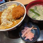 かつてん - 料理写真:かつ丼 味噌汁 （漬物？なかなかイケる）