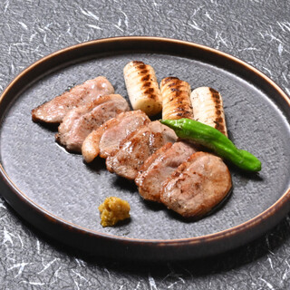 蕎麦以外の一品料理も豊富に取り揃え。おすすめの一皿をご紹介