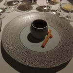 シェ・イノ - 黒トリュフのピューレかけた温度玉子