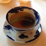 香桃 - 2014年9月　三皿目　椎茸入りスープ、椎茸の優しい香りイッパイのスープ♪「揚げ餃子を浸して食べて下さい」とのこと。