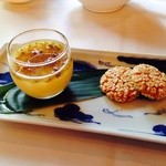 香桃 - 2014年9月　六皿目　玉子プリン　金木犀ソース・胡麻クッキー