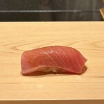 鮨 めい乃 - 中トロ（噴火湾・60kg・やま幸より）
      脂はさらりとした口どけ、夏の鮪らしい味わいです♪