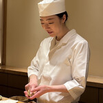 鮨 めい乃 - 熱々の穴子にも慣れた手つきがあざやかです♪