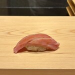 鮨 めい乃 - 大トロ（噴火湾・60kg・やま幸より）
      小さな鮪ですが脂のりはまずまず、今時期としては良いのではないでしょうか！？