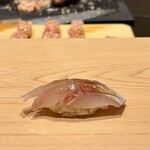 鮨 めい乃 - アジ（出水より）
      脂のり良くとっても美味、煮切り醤油の加減が絶妙！