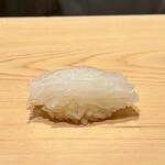 鮨 めい乃 - 白いか
      イカそうめんの様に細く切った白いか、ねっとりとしてますが酢橘がさっぱりと、とても綺麗な味わいです♪