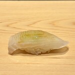 鮨 めい乃 - カレイ（真子鰈・淡路より）
      シャリは赤酢と米酢のブレンド、赤酢の配分は少なくとてもまろやか口当たりは、幅広い魚種に自然に重なる塩梅。
      真子鰈、プリプリとした食感が心地良くとても美味！