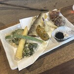 柳家 - 天ぷら〜鮎　猪と鹿　ヤングコーン　行者ニンニク　インゲン　インカの目覚め　エシャロット　丘ワカメ