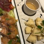 お忍びダイニング 穴グラ 岐阜駅前店 - 左: 鮮魚のカルパッチョ(自家製バルサミコソースがけ)、 右:カマンベールのフリット(蜂蜜添え)