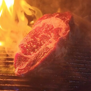 薪火で仕上げるお肉のグリル